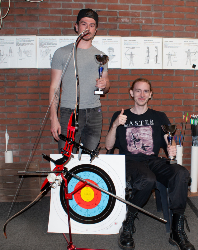 Beide winnaars omringt in herkenbare handboogspullen