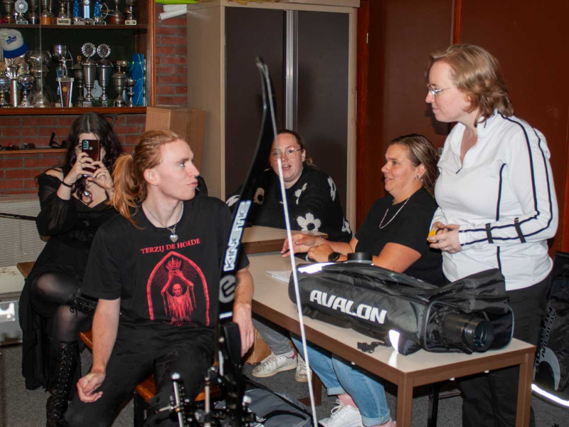 Een gevulde tribune.