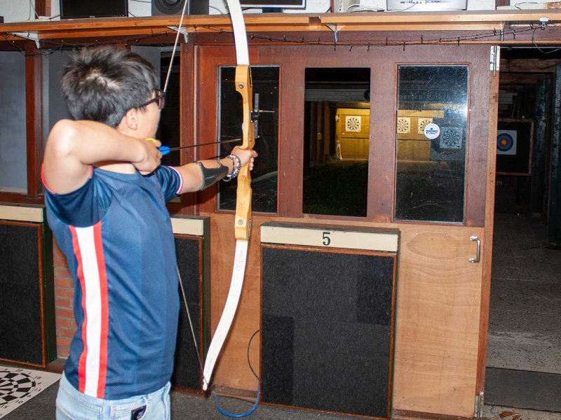 Yiming Guo geconcentreerd aan de lijn.