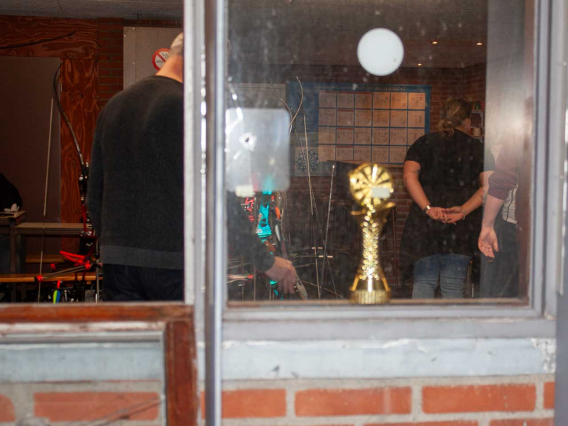 De te winnen gouden bokaal.