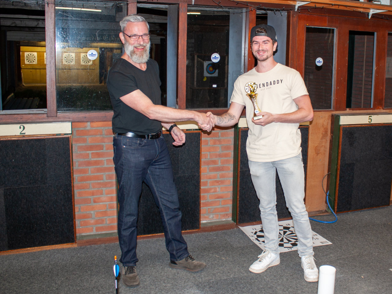 Kees reikt het goud uit aan winnaar Patrick.